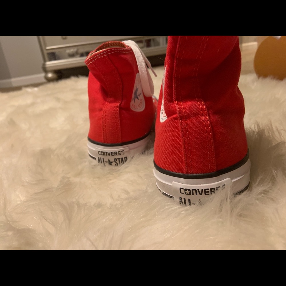 Red converse - Picture 2 of 4